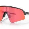 Lunettes De Soleil Oakley Sutro Lite Sweep - Matte Carbon Prizm Trail Torch -Équipement De Vélo lunettes de soleil oakley sutro lite sweep matte carbon prizm trail torch